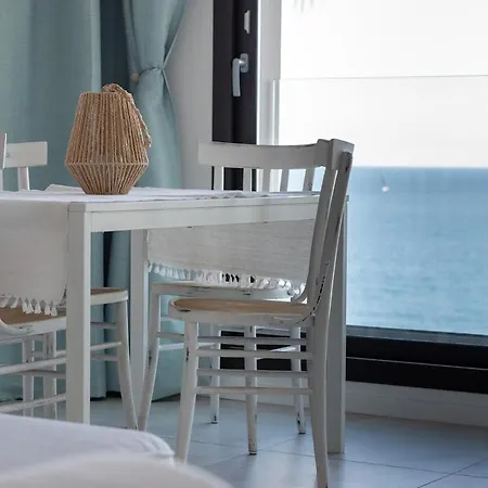 The View - Waterfront With Pool ブルコリ