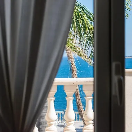 The View - Waterfront With Pool ブルコリ
