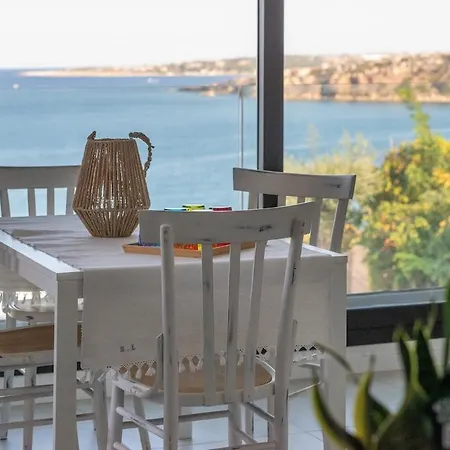The View - Waterfront With Pool ブルコリ