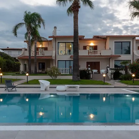 The View - Waterfront With Pool Apartment