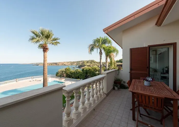The View - Waterfront With Pool 아파트