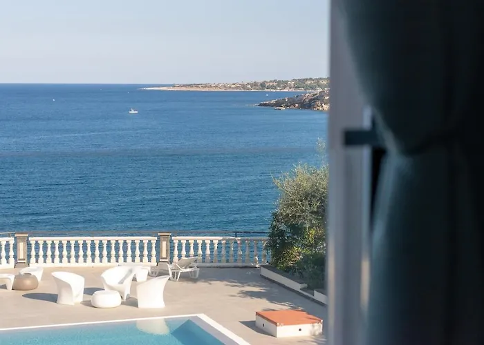 The View - Waterfront With Pool 아파트